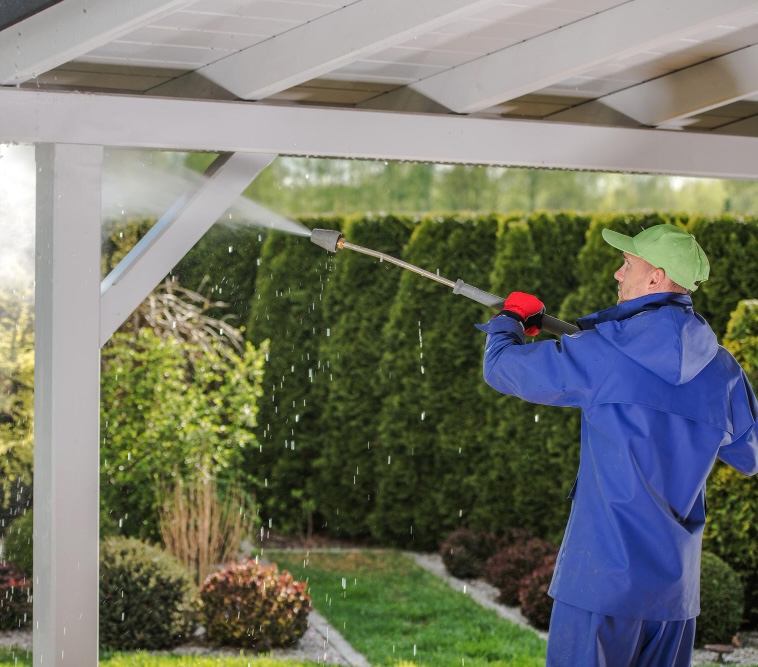 roof cleaning with pressure washing